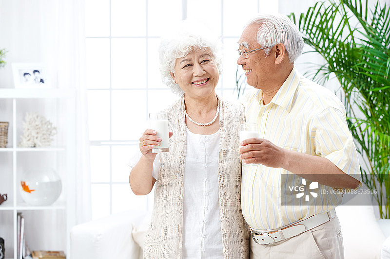 幸福的老年夫妇喝牛奶图片素材