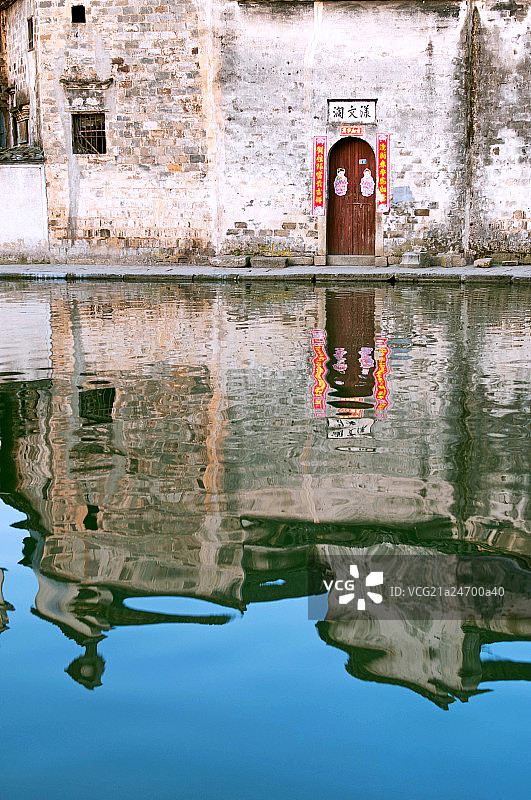 宏村古建筑的门及水中的倒影图片素材