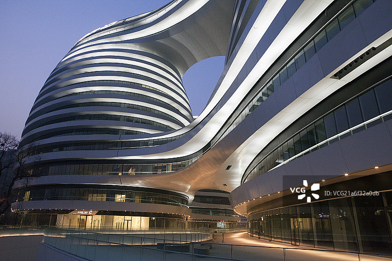北京CBD新的地标建筑银河SOHO办公大楼购物商店夜景图片素材