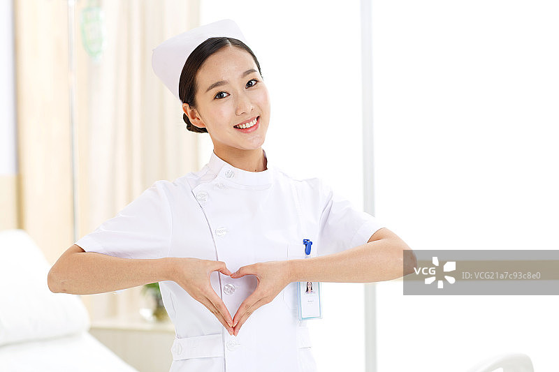 年轻的女护士做心形手势图片素材