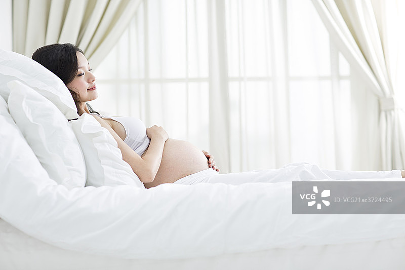 孕妇躺在床上休息图片素材