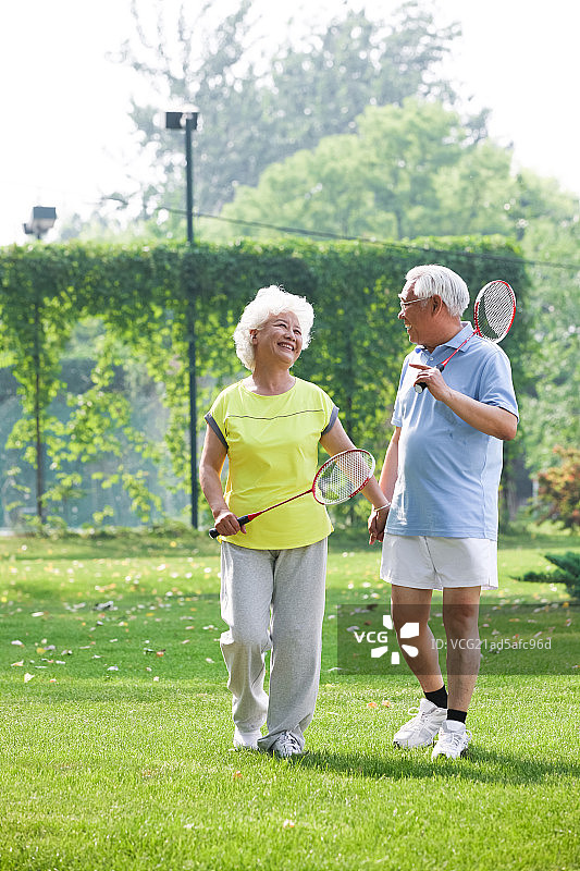 幸福的老年夫妇打羽毛球图片素材