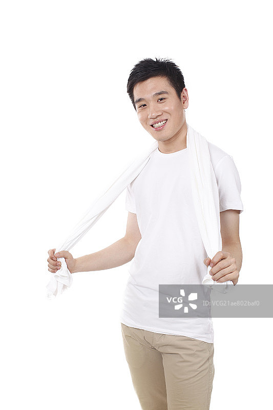 一个穿白汗衫手握毛巾的男青年图片素材