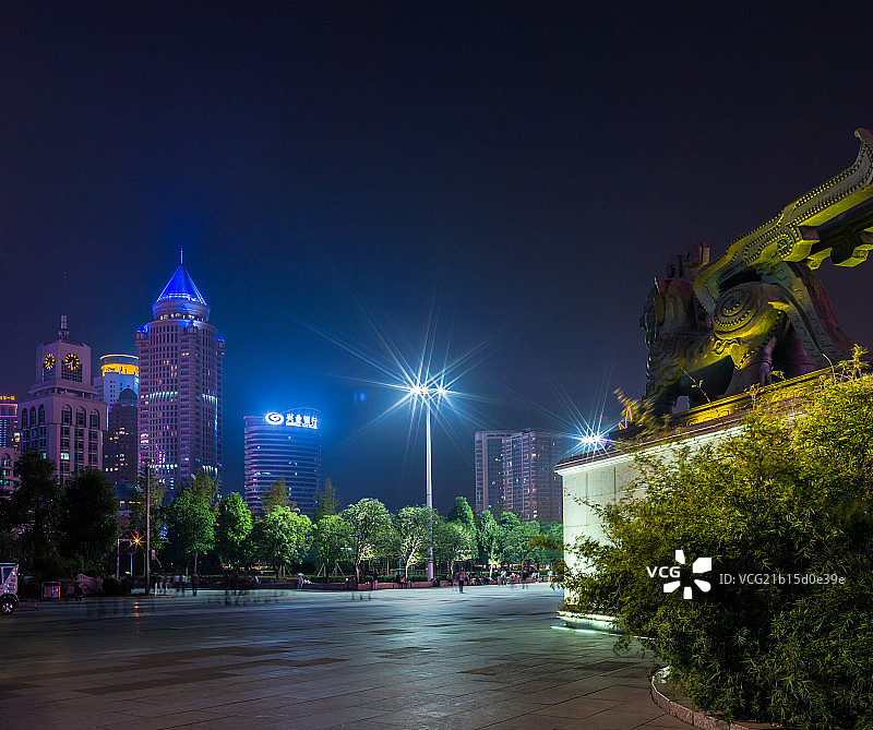 贵阳市筑城广场与周边城市地标建筑群夜晚图片素材