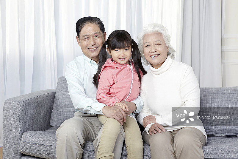 爷爷奶奶和孙女在家中图片素材