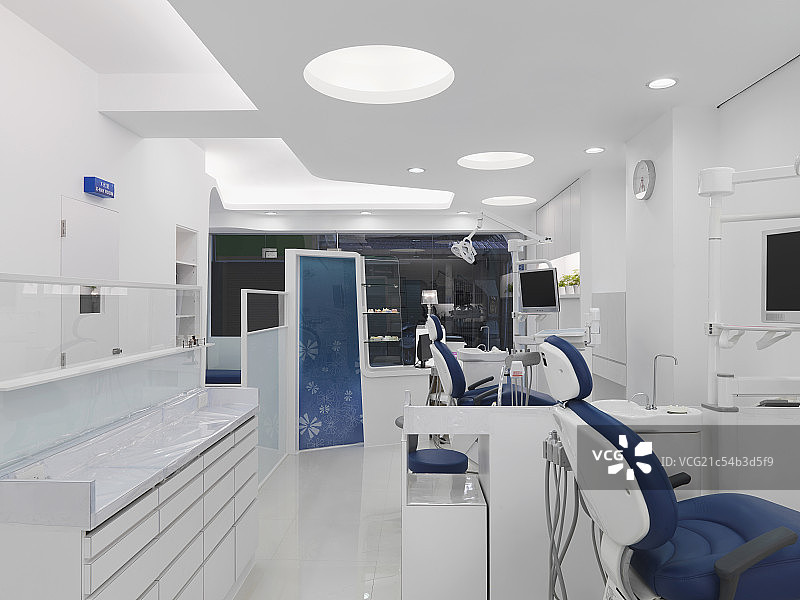 Dentist room and treatment chairs in modern office图片素材
