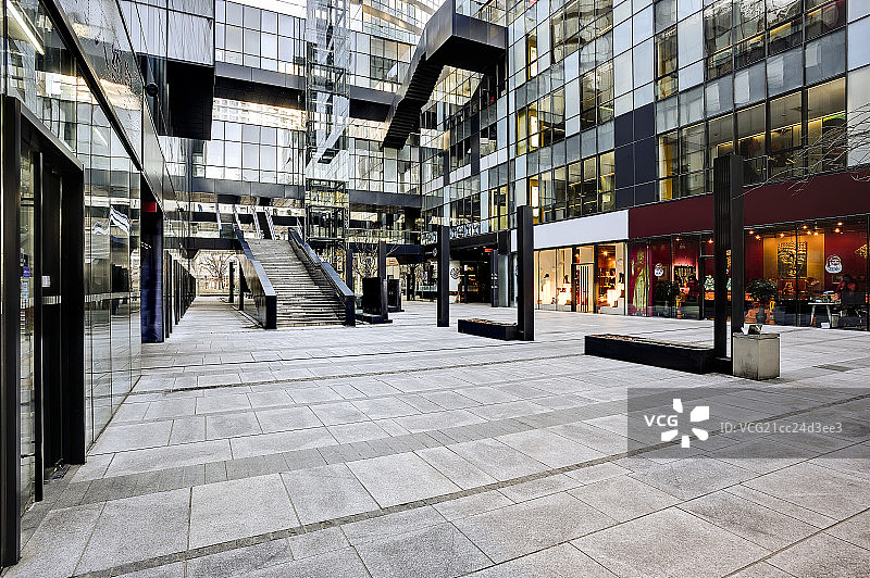 北京CBD地标建筑购物中心办公大楼和广场通道图片素材