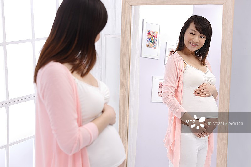 孕妇照镜子图片素材