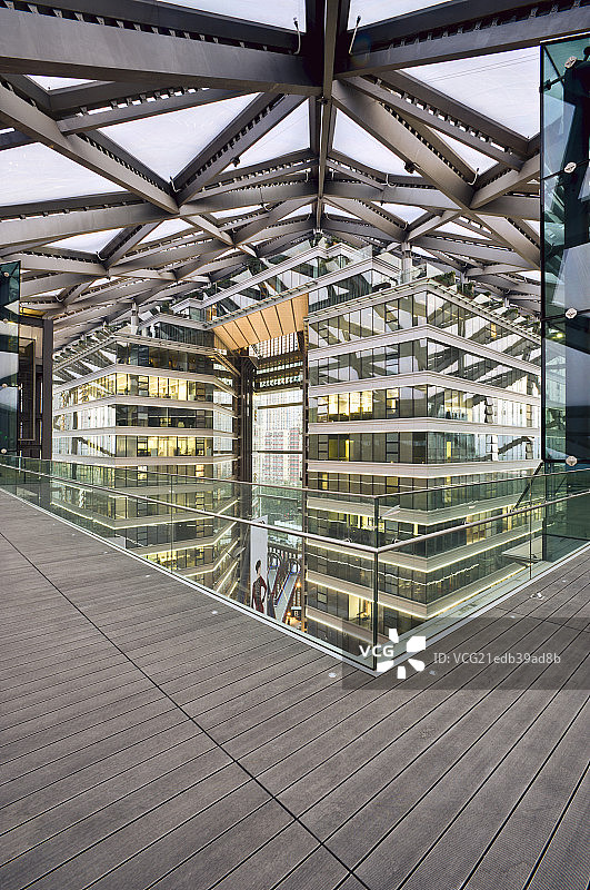 北京CBD新地标建筑侨福芳草地购物中心顶楼大厅和玻璃屋顶图片素材