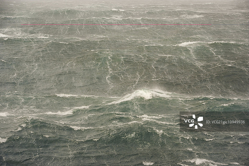 南乔治亚岛附近波涛汹涌的海面。水面上的波浪和浪花。图片素材