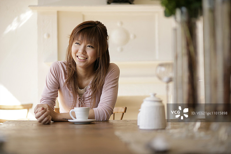 咖啡厅里微笑的年轻女子图片素材