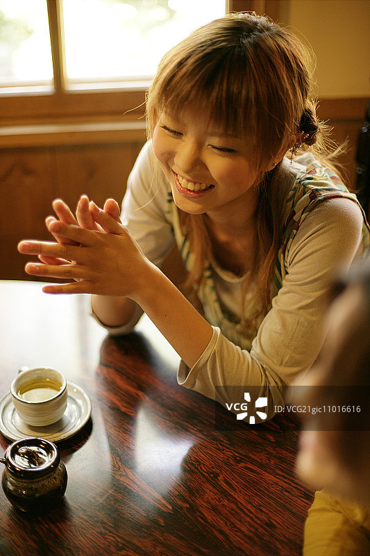 咖啡馆里微笑的女人图片素材