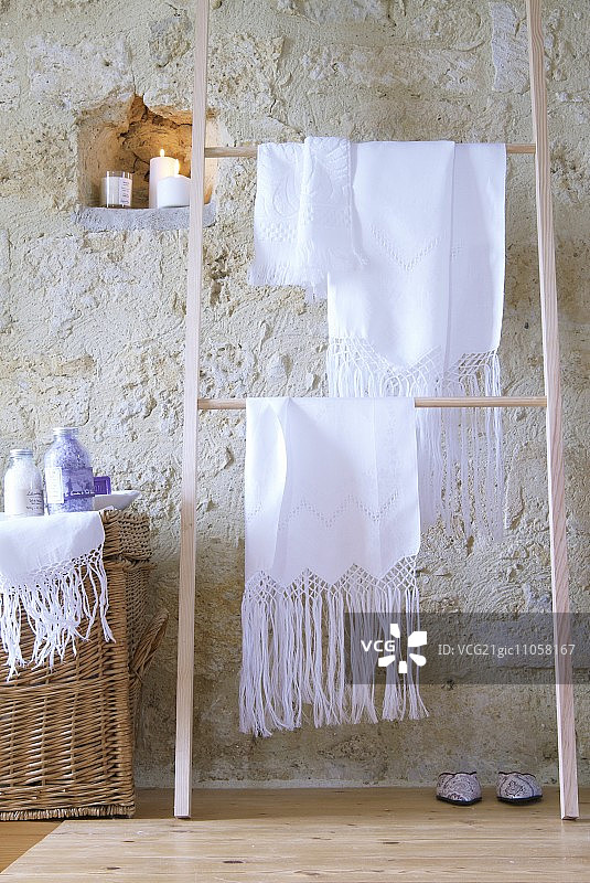 Chateau Maignaut(比利牛斯，法国)浴室中的木制毛巾架图片素材