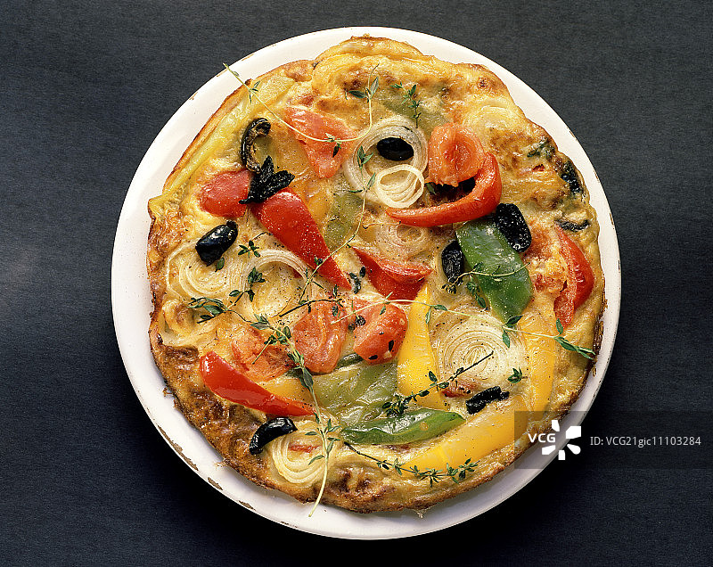 蔬菜披萨配辣椒，洋葱，橄榄和百里香图片素材