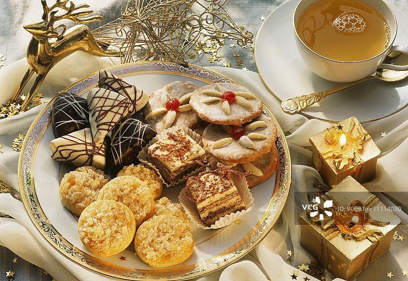 圣诞饼干和小蛋糕，配茶图片素材