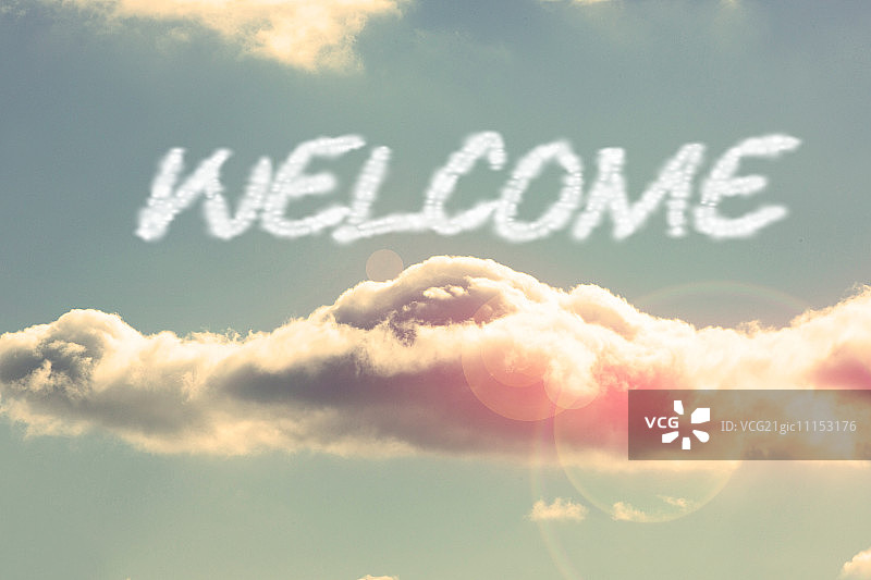 “欢迎”字映衬着明亮的蓝天和白云图片素材