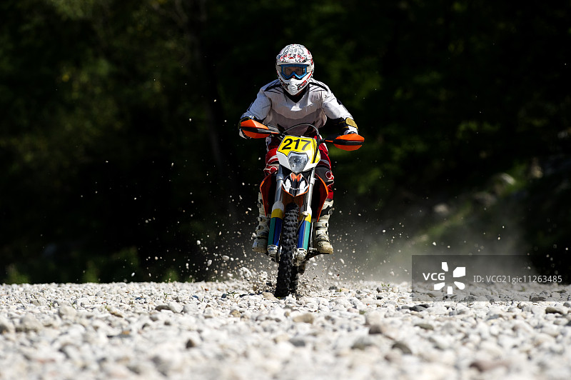 在意大利乡村骑摩托车越野的年轻人图片素材
