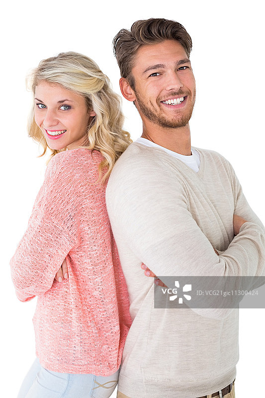 在白色背景下，一对迷人的夫妇双手交叉微笑图片素材