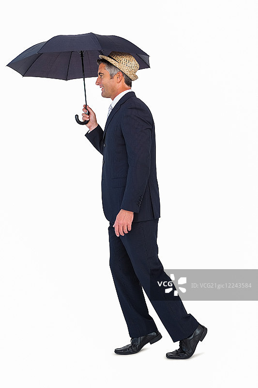 商人在伞下戴草帽白色背景图片素材