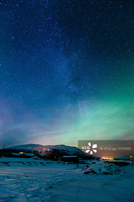 瑞典上空的银河和北极光。图片素材
