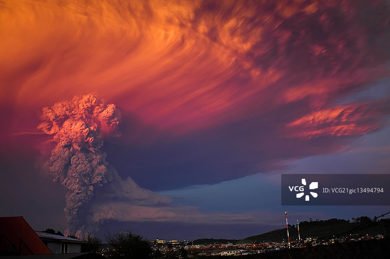 智利，洛斯拉各斯地区，蒙特港，卡尔布科火山爆发后天空中的火山灰云图片素材