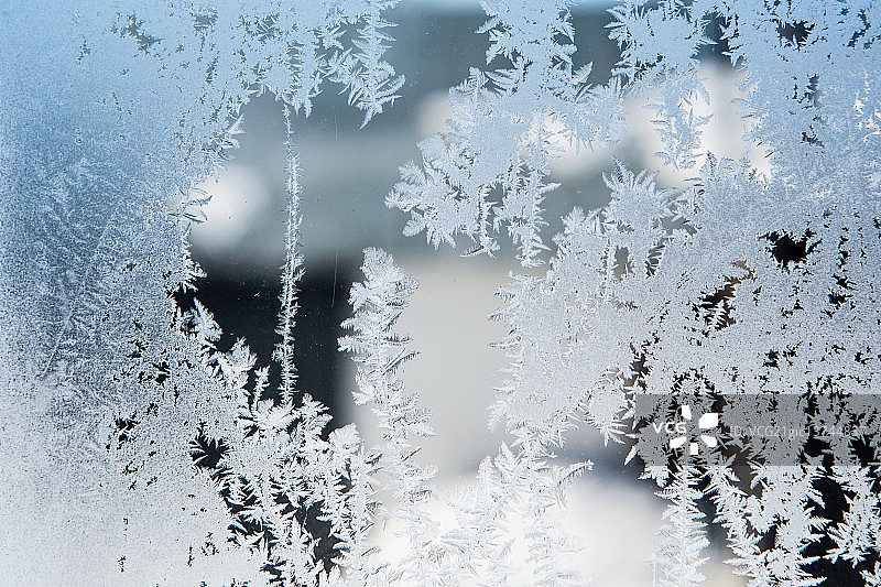 冬季玻璃上的冰图案图片素材