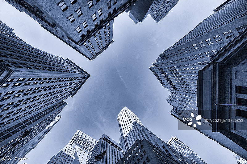 低角度的曼哈顿摩天大楼，纽约，美国图片素材