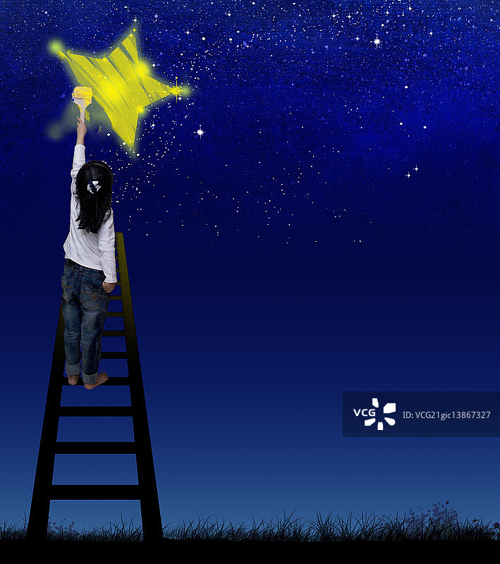 女孩在夜空中画一颗星星图片素材