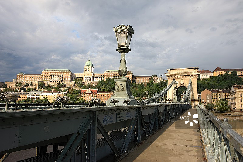 匈牙利布达佩斯杜纳河链桥图片素材