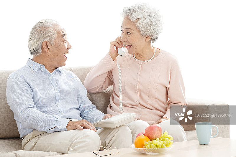 幸福的老年夫妇在打电话图片素材