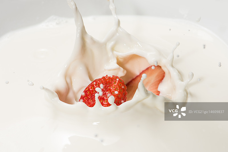 草莓落入牛奶图片素材