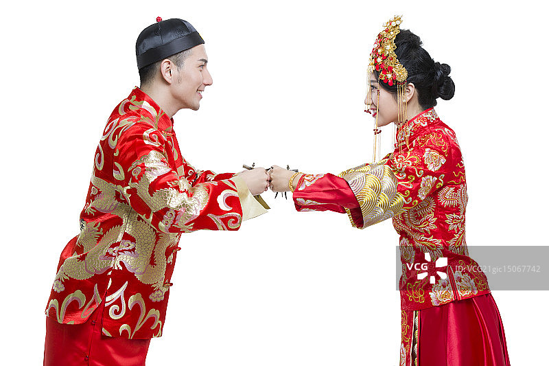穿中式古装结婚礼服的新娘和新郎敬酒图片素材