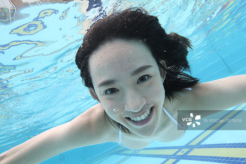 年轻女人在水下游泳图片素材