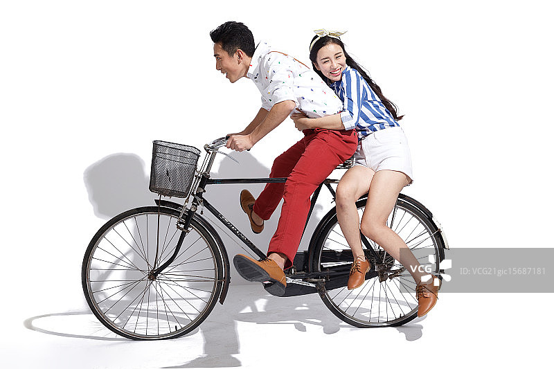 青年情侣骑自行车图片素材