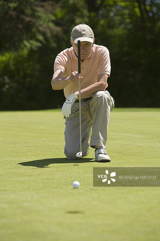 高尔夫球手在果岭图片素材