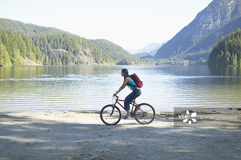 在湖边骑自行车的女人图片素材