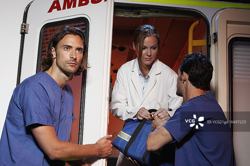 救护车里的医生和护理人员图片素材
