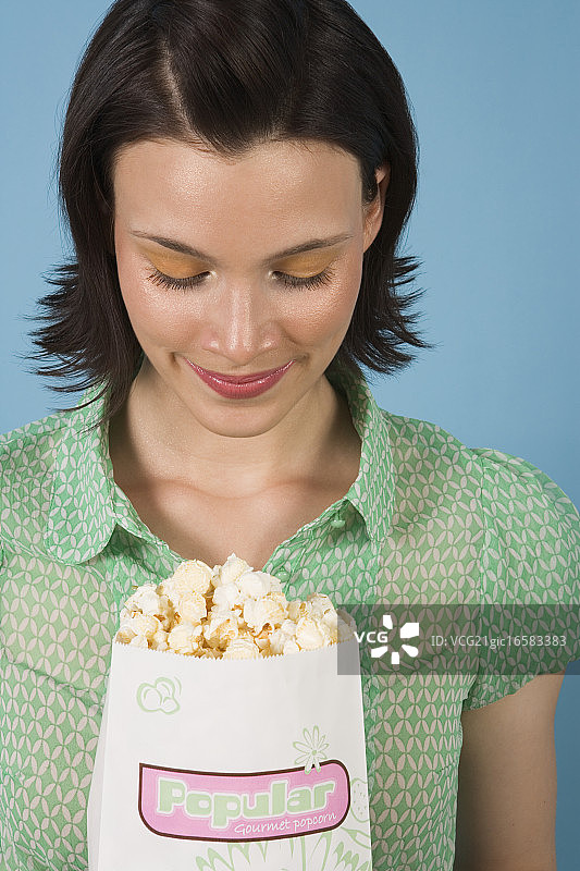 女人吃爆米花图片素材