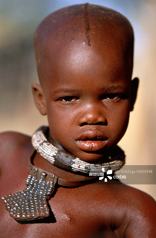纳米比亚(埃帕瀑布附近)，希马部落的女孩看着照相机图片素材