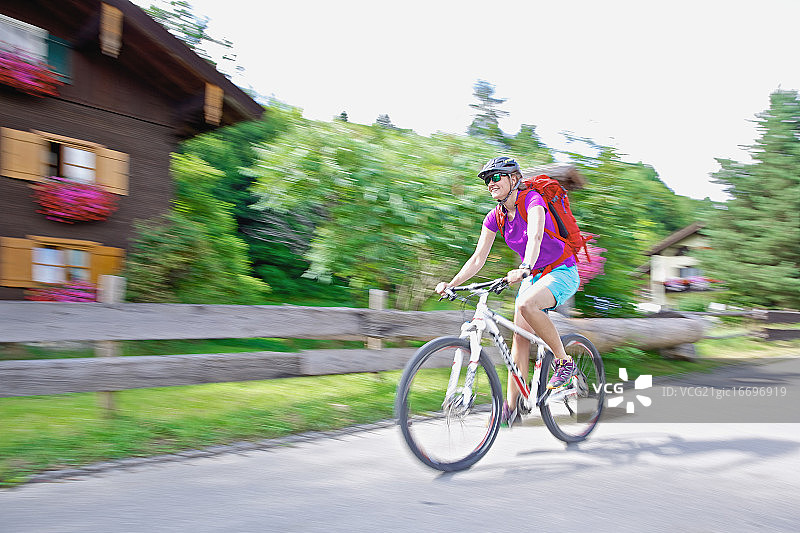 骑着自行车的女人图片素材