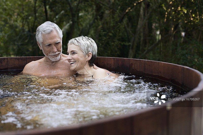 一对夫妇在热水浴缸里放松图片素材