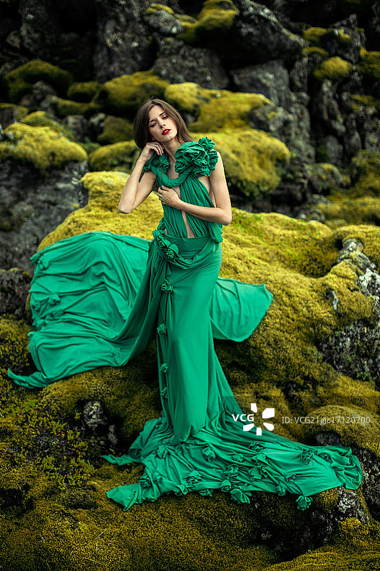 在大自然中穿着绿色长裙的女人的肖像图片素材