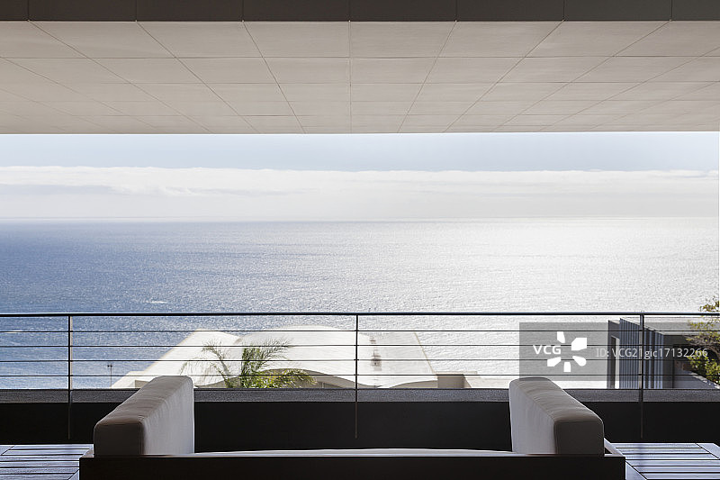俯瞰大海的现代庭院图片素材