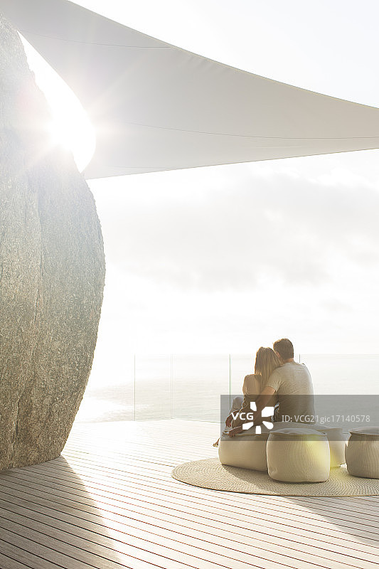 情侣在现代阳台上一起放松图片素材