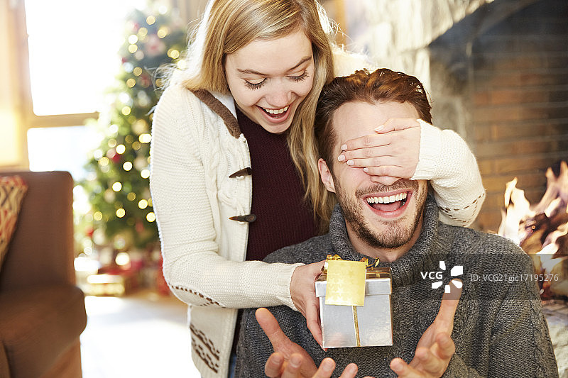 一对夫妇在圣诞节交换礼物图片素材
