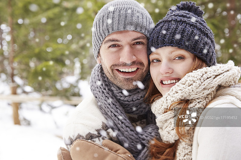雪中拥抱的情侣图片素材