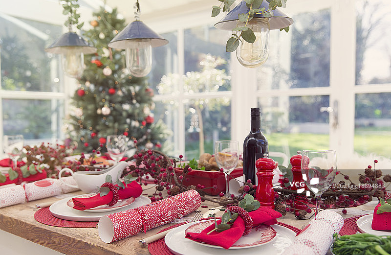 圣诞餐桌上的餐具和装饰品图片素材
