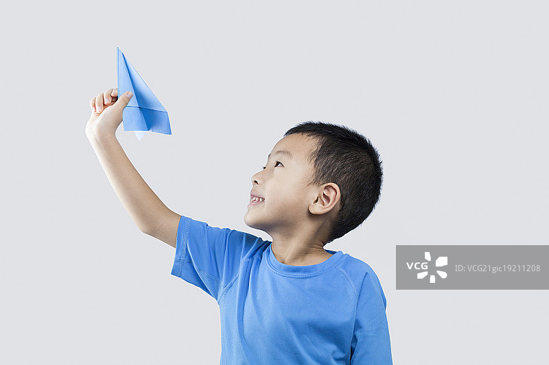快乐的小男孩玩纸飞机图片素材