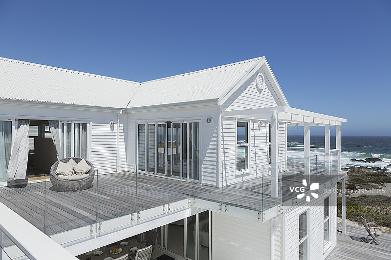 白色海滨别墅，阳台，蓝天下的海景图片素材