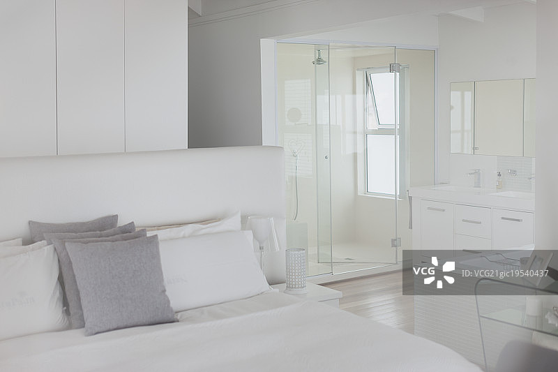 白色卧室和配套浴室在家庭展示室内图片素材